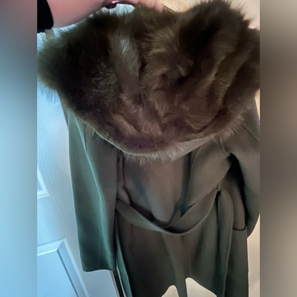Excellent condition coat with real fur hood - Picture 3 of 4